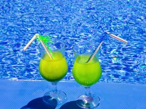 Poolside tropical Cocktails met alcohol